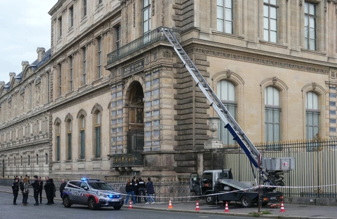 Chiếc xe tải có thang nâng mà nhóm cướp sử dụng để đột nhập tầng hai bảo tàng Louvre tại thủ đô Paris, Pháp, hôm 19/10. Ảnh: AFP