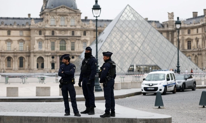 Cảnh sát đứng gác bên ngoài bảo tàng Louvre ở Paris hôm 19/10, sau khi vụ cướp xảy ra. Ảnh: Reuters