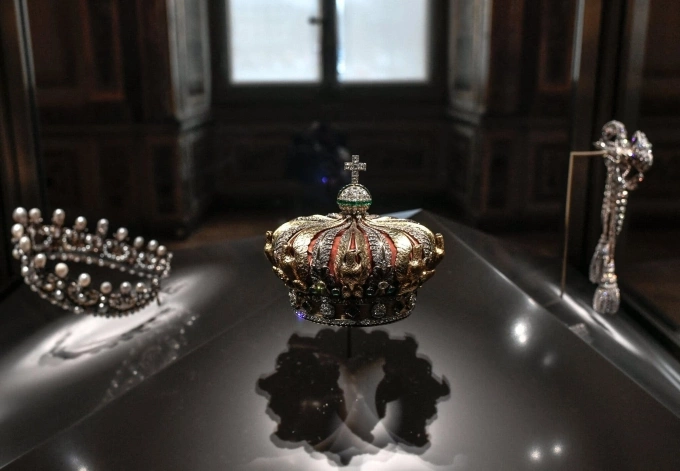 Chiếc vương miện mà nhóm cướp đã đánh rơi trong lúc tẩu thoát khỏi bảo tàng Louvre hôm 19/10. Ảnh: AFP