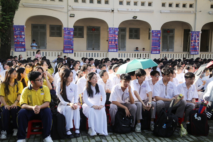Học sinh Trường THPT Chuyên Lê Hồng Phong theo dõi chương trình. Ảnh: Quốc Thắng