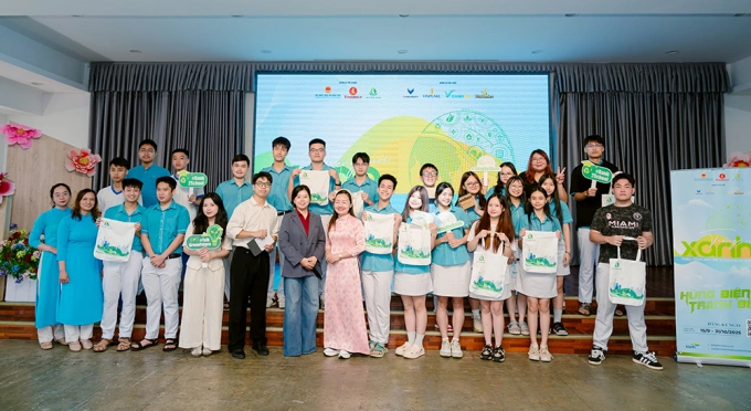 Cô Hà Giang cùng học sinh trường TH-THCS-THPT Sky-Line tham gia sự kiện roadshow cuộc thi Tiếng nói Xanh mùa ba. Ảnh: Vingroup