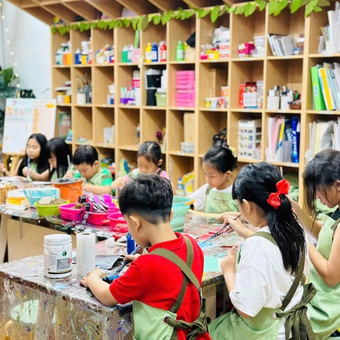 Học viên lớp học vẽ tại Kira Art. Ảnh: Kira Art