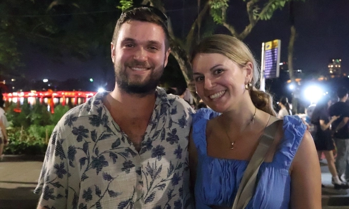 Hai du khách Mỹ James và Stacey đánh giá Hà Nội về đêm là thời điểm của các hoạt động cộng đồng. Ảnh: Hải Long