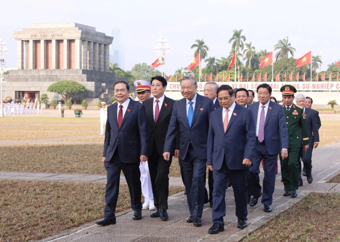 Tổng Bí thư Tô Lâm, Chủ tịch nước Lương Cường, Thủ tướng Phạm Minh Chính, Chủ tịch Quốc hội Trần Thanh Mẫn cùng các đại biểu vào Lăng viếng Chủ tịch Hồ Chí Minh. Ảnh: Hoàng Phong