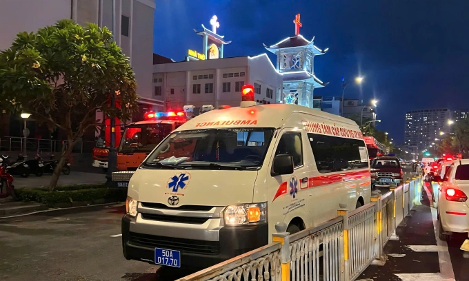Xe cứu thương tại khu vực xảy ra cháy. Ảnh: Đình Văn