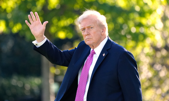 Tổng thống Mỹ Donald Trump tại bãi cỏ phía nam Nhà Trắng ngày 17/10. Ảnh: AP