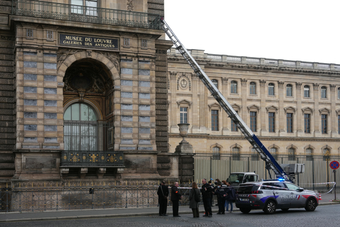 Xe tải có sàn nâng được nhóm cướp sử dụng để đột nhập bảo tàng Louvre sáng 19/10. Ảnh: AFP