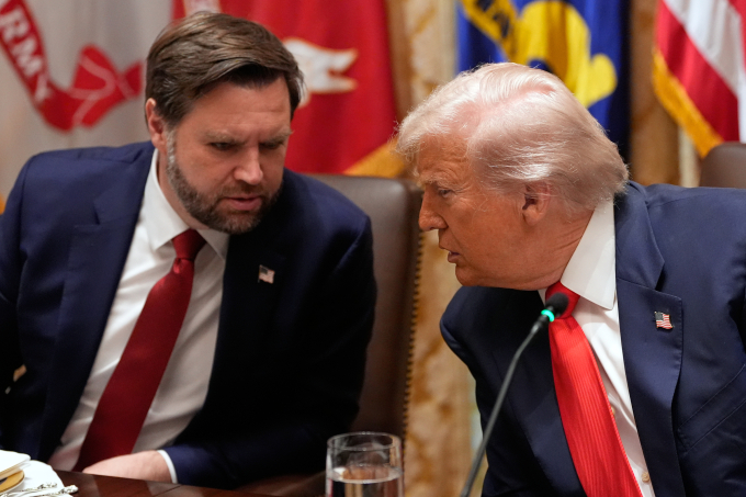 Tổng thống Mỹ Donald Trump (phải) và Phó tổng thống JD Vance tại Nhà Trắng ngày 14/10. Ảnh: AP