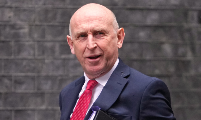 Bộ trưởng Quốc phòng Anh John Healey tại London hôm 20/10. Ảnh: AP