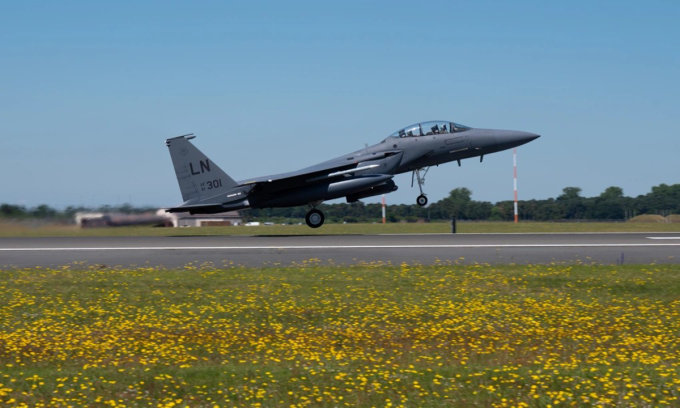 Tiêm kích F-15E Mỹ cất cánh từ căn cứ Lakenheath tháng 6/2024. Ảnh: USAF