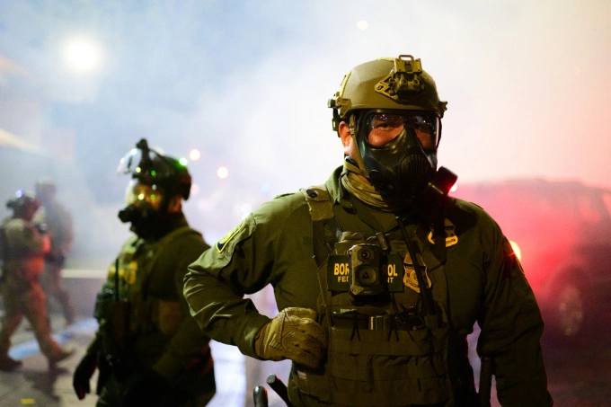 Nhân viên ICE đối phó biểu tình tại Portland, bang Oregon, ngày 18/10. Ảnh: AFP
