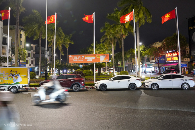 Nhiều người dân đưa ôtô đến khu vực vòng xuyến tượng đài Mẹ Nhu để đỗ tạm tránh lũ bất ngờ trong đêm, dù khu vực này không được phép đỗ xe. Ảnh: Nguyễn Đông