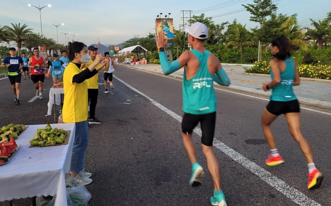 Các trạm tiếp sức ở giải chạy thường có chuối hoặc dưa hấu cho runner. Ảnh: VnExpress Marathon