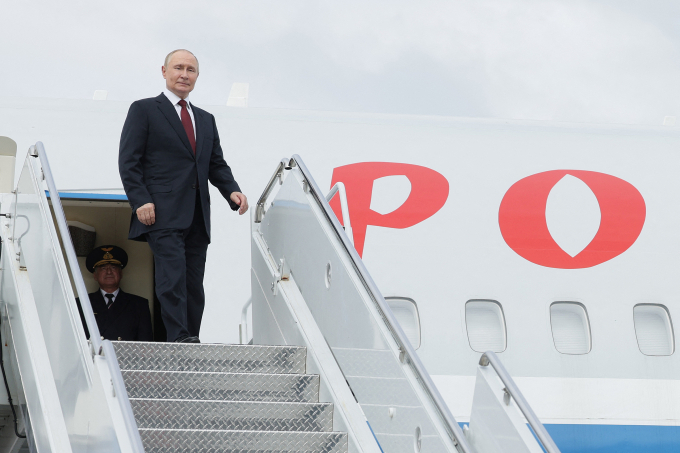 Tổng thống Nga Vladimir Putin lên chuyên cơ sau hội nghị thượng đỉnh với người đồng cấp Mỹ Donald Trump tại Alaska ngày 15/8. Ảnh: Sputnik