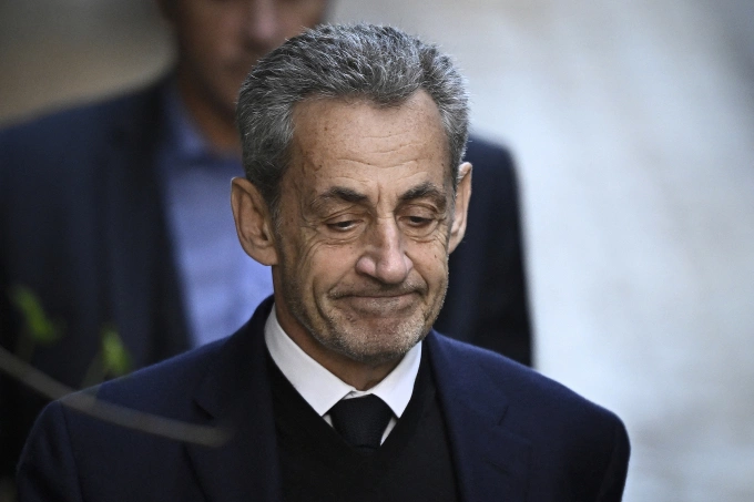 Cựu tổng thống Pháp Nicolas Sarkozy rời nhà riêng để di chuyển tới nhà tù La Sante ở Paris ngày 21/10. Ảnh: AFP