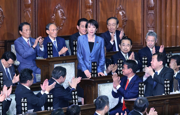 Bà Sanae Takaichi được các nghị sĩ vỗ tay hoan nghênh sau khi được bầu làm thủ tướng ngày 21/10. Ảnh: AFP