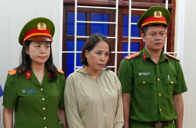 Nghi can Mai (giữa), tại cơ quan điều tra. Ảnh: Công an cung cấp