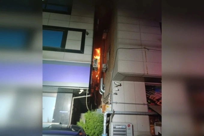 Ngọn lửa bùng lên tại tòa nhà 5 tầng ở thành phố Osan, tỉnh Gyeonggy. Ảnh: Korea Herald