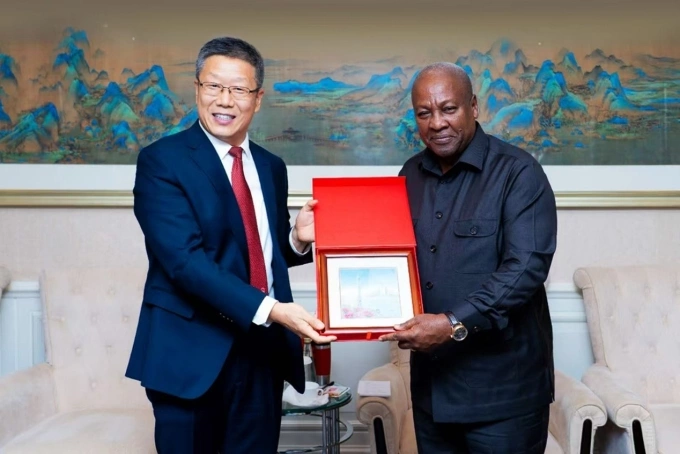 Ông Thẩm Duyên Xương tặng quà kỷ niệm cho Tổng thống Ghana John Mahama tại Diễn đàn Đầu tư Ghana ở Bắc Kinh ngày 14/10. Ảnh: CNR