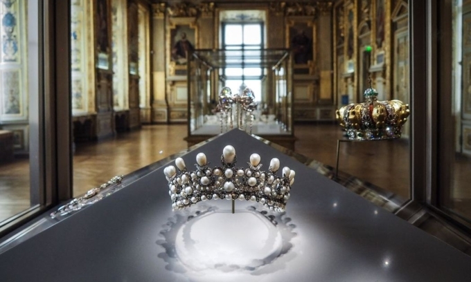 Vương miện đính ngọc trai của hoàng hậu Eugénie tại phòng trưng bày Apollo thuộc bảo tàng Louvre. Ảnh: AFP