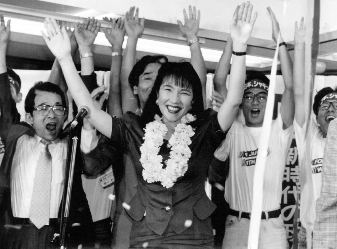Bà Takaichi ăn mừng với những người ủng hộ tại Nara sau khi trúng cử quốc hội hồi năm 1993. Ảnh: Asahi Shimbun