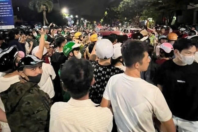 Sự việc thu hút hàng trăm người vây quanh phương tiện do nữ ca sĩ điều khiển. Ảnh: Cao Hải
