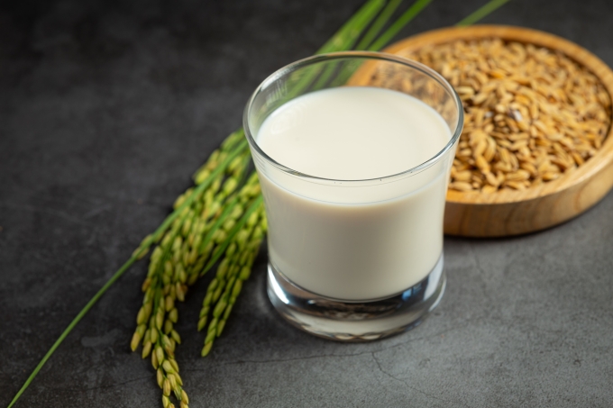 Sữa gạo rang, thức uống cung cấp carbs nhanh và dễ tiêu hoá. Ảnh: Freepik