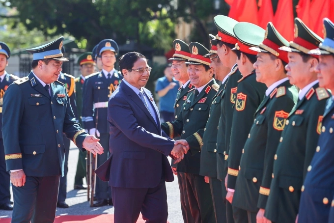 Thủ tướng Phạm Minh Chính thăm hỏi lãnh đạo Bộ Quốc phòng và Quân chủng Phòng không - Không quân tham dự buổi lễ. Ảnh: VGP/Nhật Bắc