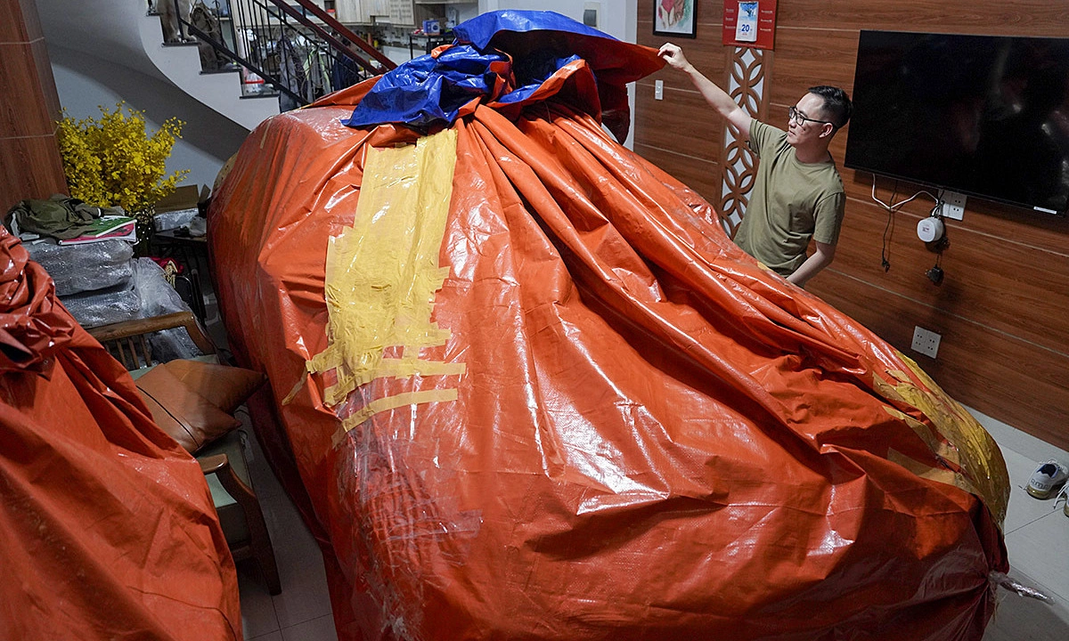 Bọc kín ôtô bằng vải bạt tránh ngập lụt