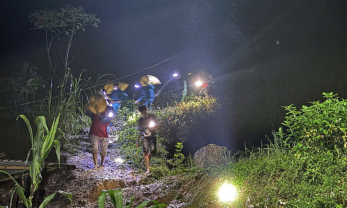 Sơ tán hơn 300 người dân khỏi vùng núi nguy cơ sạt lở