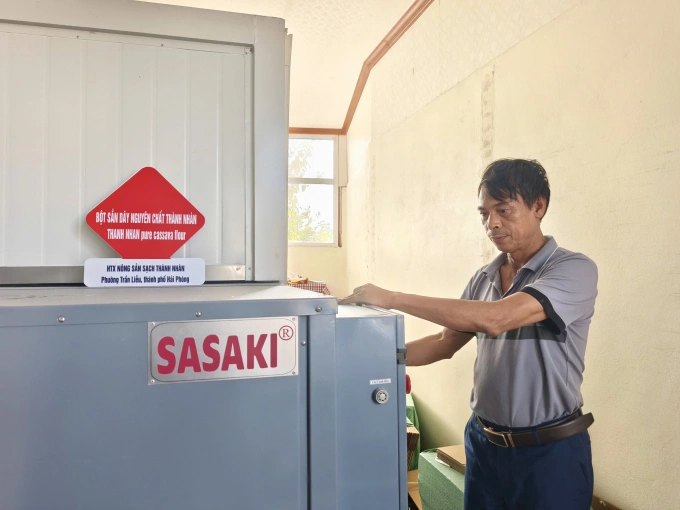 Ông Thành vận hành máy sấy bột công nghệ cao trị giá hơn 700 triệu đồng. Ảnh: Lê Tân