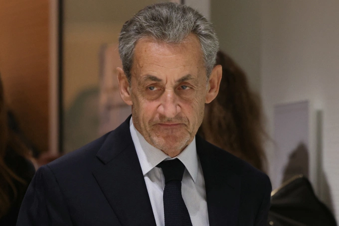 Cựu tổng thống Pháp Nicolas Sarkozy rời tòa án ở thủ đô Paris ngày 25/9. Ảnh: AFP