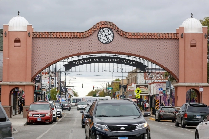 Biển chào bằng tiếng Tây Ban Nha tại khu Little Village ở Chicago ngày 11/10. Ảnh: AFP