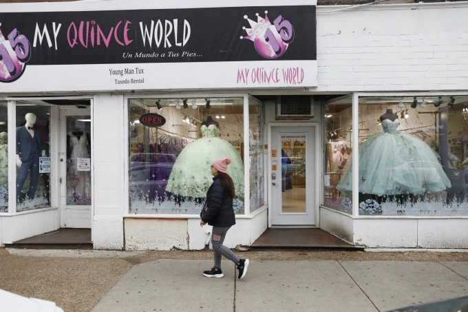 Một người phụ nữ đi ngang qua cửa hàng My Quince World (Thế giới lễ trưởng thành) tại Little Village, Chicago, ngày 11/10. Ảnh: AFP