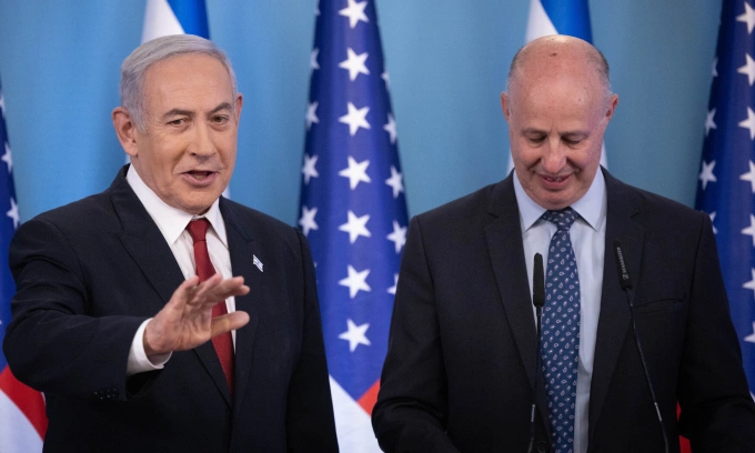 Ông Netanyahu (trái) và ông Hanegbi tại cuộc họp báo ở Jerusalem hồi năm 2023. Ảnh: Times of Israel