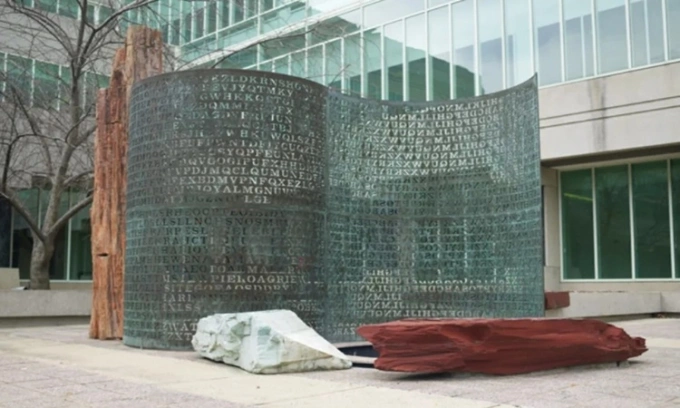 Bức điêu khắc Kryptos đặt tại trụ sở CIA. Ảnh: GSA