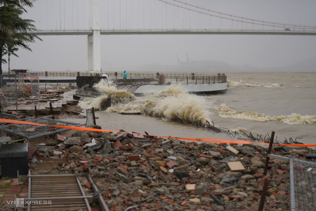 Vỉa hè ven sông Hàn bị sóng đánh tan hoang
