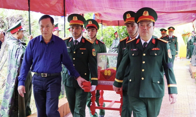 Các hài cốt liệt sĩ được đến nơi an táng. Ảnh: Xuân Diện