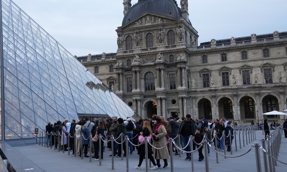 Bảo tàng Louvre mở cửa lại sau vụ cướp táo tợn