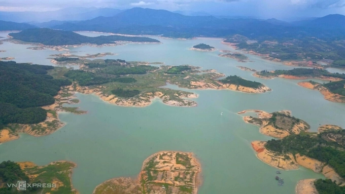 Hồ Hàm Thuận, xã La Dạ nơi được đề xuất làm dự án Điện mặt trời nổi công suất 100MW. Ảnh: Việt Quốc