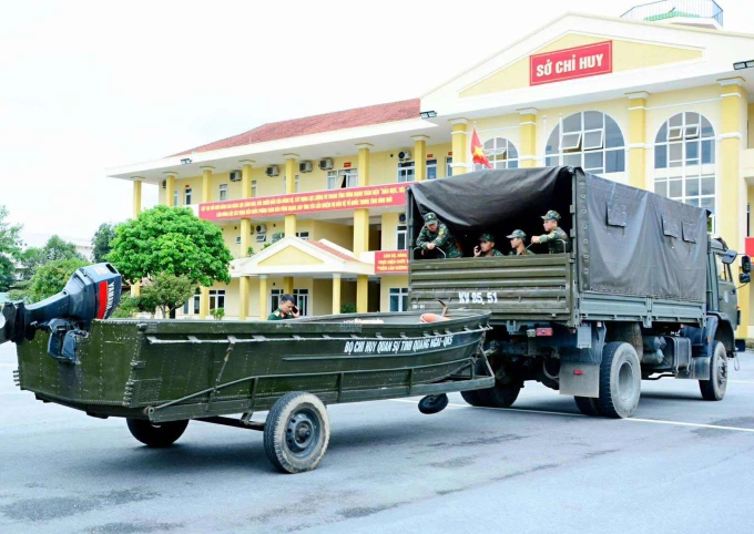 Bộ đội biên phòng Quảng Ngãi chuẩn bị phương tiện ứng phó bão. Ảnh: Phạm Linh