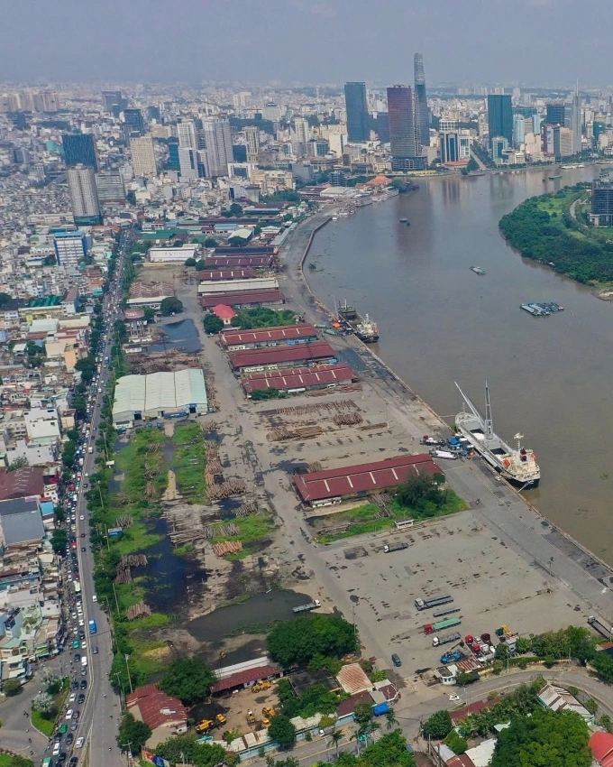 Ulice Nguyen Tat Thanh vede podél saigonského přístavu. Foto: Quynh Tran