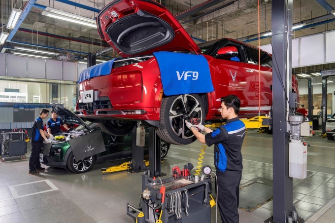 Kỹ thuật viên tại một xưởng dịch vụ VinFast. Ảnh: VinFast