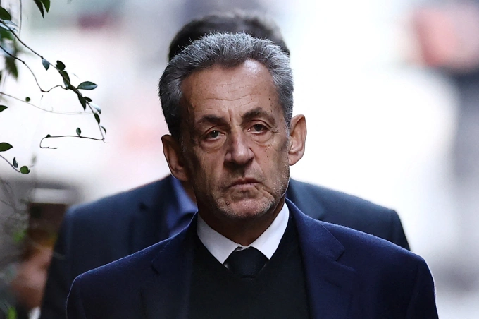 Cựu tổng thống Pháp Nicolas Sarkozy rời nhà riêng để di chuyển tới nhà tù La Sante ở Paris ngày 21/10. Ảnh: Reuters