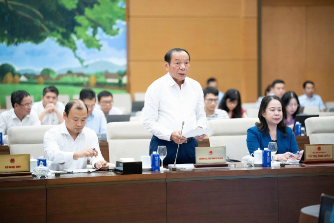 Bộ trưởng Văn hóa Thể thao và Du lịch Nguyễn Văn Hùng đại diện cơ quan soạn thảo dự án Luật Báo chí sửa đổi báo cáo trước Thường vụ Quốc hội ngày 8/10. Ảnh: Cổng TTĐT Quốc hội