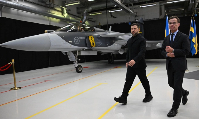 Tổng thống Ukraine Volodymyr và Thủ tướng Thụy Điển Ulf Kristersson đi ngang qua một tiêm kích Gripen tại Linkoping ngày 22/10. Ảnh: AFP