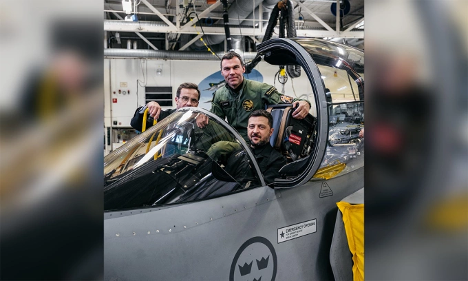 Tổng thống Ukraine Volodymyr Zelensky ngồi trong buồng lái tiêm kích Gripen tại Linkoping ngày 22/10. Ảnh: X/Ulf Kristersson
