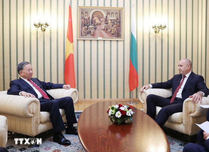 Tổng Bí thư Tô Lâm và Tổng thống Bulgaria Rumen Radev hội đàm hẹp tại Phủ Tổng thống ở thủ đô Sofia ngày 23/10. Ảnh: TTXVN