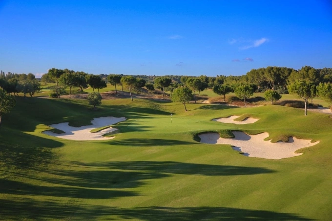 Hai sân golf tại Vinhomes Green Paradise do Tiger Wood và Robert Trent Jones thiết kế. Ảnh: