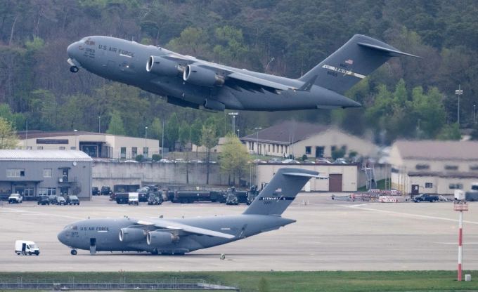 Vận tải cơ cất cánh từ căn cứ không quân Mỹ ở Ramstein, Đức, hôm 24/2. Ảnh: AFP